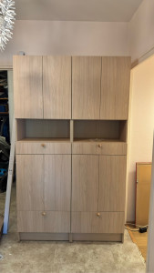 Photo de galerie - Montage d’une armoire sur mesure avec assemblage, réglage et alignement des portes.