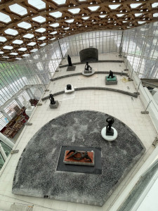 Photo de galerie - Mur en arche, décoration, exposition de statues ,(Centre Pompidou Metz )  