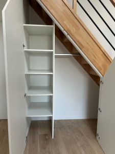 Photo de galerie - Création étagère et penderie sur mesure sous escalier