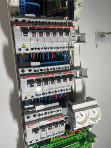 Photo de galerie - Remise aux normes tableau électrique avec interrupteur différentiel et disjoncteur ABB. Comme le client souhaiter. 