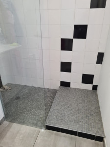 Photo de galerie - Douche à l italienne,  réalisation d une marche et pausé de faïence 
