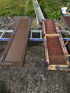 Photo de galerie - Ponçage décapage Voler en bois trois coups de peinture marron résultats avant après