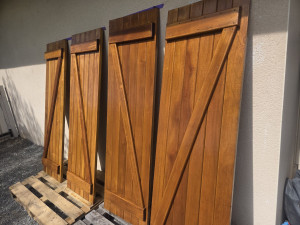 Photo de galerie - Ponçage et lassure ou peintures  de volets,  meubles etc...