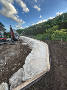 Photo de galerie - Pose de pierres d enrochement et création d’un chemin piéton 