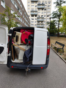 Photo de galerie - Débarras complet et évacuation d’encombrants. Chargement et manutention réalisés avec soin, puis transport vers la déchetterie.