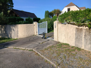 Photo de galerie - Nettoyage portail et murs d'enceinte 