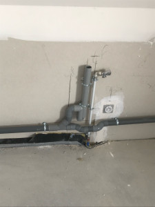 Photo de galerie - Écoulement PVC et arrivée d’eau de machine à laver