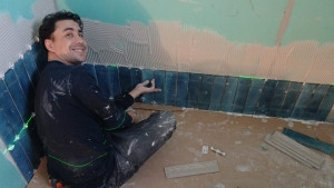 Photo de galerie - Salle de bain complète. départ de fayence au laser en chevron départ bien entendu sur un bac à douche préalablement poser et protéger 
