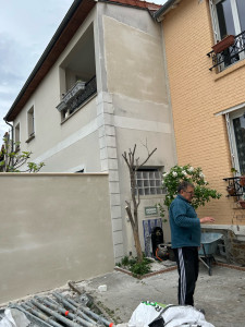 Photo de galerie - Création d’un mur enduit, plus chapeau, fermeture d’un côté du balcon