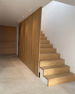 Photo de galerie - Pose de spot encastré au pied des marche d'escalier