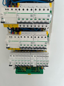 Photo de galerie - Mise en place tableau électrique avant consuel 