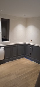 Photo de galerie - Agencement décoration intérieure
Rénovation d'une chambre( lambris/cimaise/papier peint/ peinture/parquet en pose collée)