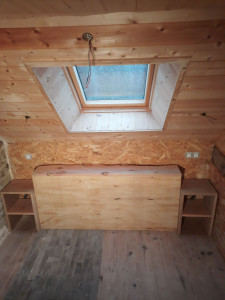 Photo de galerie - Tête de lit en panneau sapin et deux tables de chevet en chêne massif .