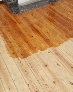 Photo de galerie - Ponçage et rénovation d’un parquet bois avec application d’une finition protectrice pour redonner au sol son aspect naturel. Travail soigné – MCB Habitat.