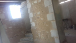 Photo de galerie - Rénovation pierre tendre enduit pierre amarante interieur 