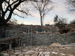 Photo de galerie - Terrasse en pierre sèche, sol opus incertum scellé