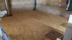 Photo de galerie - Isolation entre les solives du plancher et pose de dalle type Osb en revêtement de sol d'un grenier