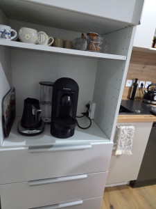 Photo de galerie - Installation de 2 prises sur un caisson colonne de cuisine IKEA, permettant d'alimenter une machine à café et une bouilloire en toute sécurité