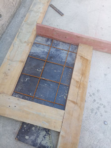 Photo de galerie - Coffrage : mise en place d’un coffrage sur mesure pour la réalisation de la dallette.
Ferraillage : mise en place de l’armature pour renforcer la structure.
Coulage : coulage du béton et réalisation de la finition pour obtenir une dallette préfabriquée.

