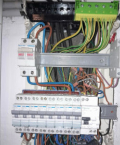 Photo de galerie - Remise en état d’un tableau électrique : triage et repérage des conducteurs, installation de protections adaptées et contrôle de la conformité de l’ensemble du circuit.