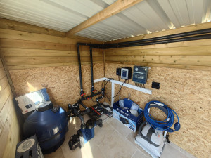 Photo de galerie - Local technique avec PAC et appareil au sel