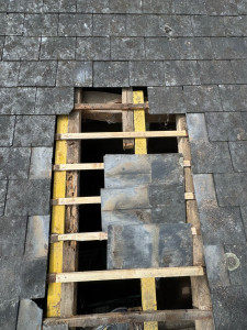 Photo de galerie - Reparation, suite à une fuite sur toiture en ardoise, remplacement de chevron et ardoise naturelle