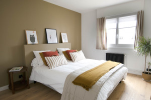 Photo de galerie - Travaux de peinture avec création d'un mur d'accent, pose du parquet et finitions. Un chantier réalisé avec soin pour un résultat propre et durable.