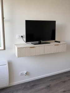 Photo de galerie - Installation d’un meuble TV suspendu avec remontée de la prise antenne, ajout d’une prise USB et passage des câbles dans le placo.