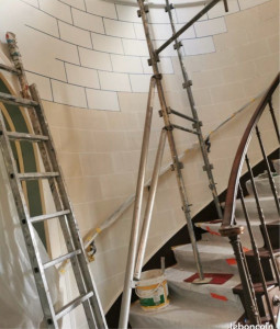 Photo de galerie - Decoration d’une cage d’escalier dans un manoir en reproduisant des pierres sur le mur 