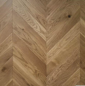 Photo de galerie - Pose de parquet en chevron avec finitions de qualité.