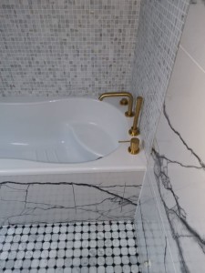 Photo de galerie - Pose d'une baignoire avec la robinetterie doré