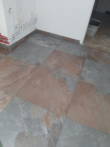 Photo de galerie - Posse carrelage sol dans coussin 