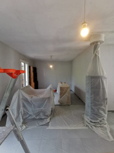 Photo de galerie - Préparation avant peinture - Protection meubles/sols, enduit plafonds et murs. Travail propre et organisé.