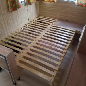 Photo de galerie - Rénovation d'une ancienne caravane: aménagement d'intérieur, création d'un lit peigne en bois sur mesure.
