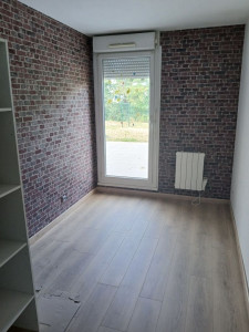 Photo de galerie - Réalisation de tapisserie dans cette chambre ainsi que le parquet stratifié. 