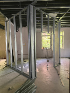 Photo de galerie - Pose de cloisons en plaques de plâtre et finition complète.