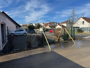 Photo de galerie - Remise en état d’une clôture en grillage rigide suite à un accident