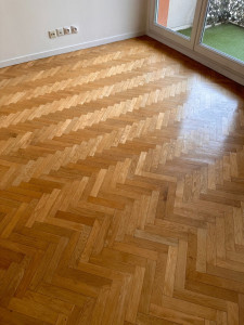 Photo de galerie - Parquet en bâtons rompus : détail du sol et de sa finition.