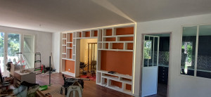 Photo de galerie - Réalisation d' une bibliothèque en plaques de plâtre sur ossature et mise en peinture .