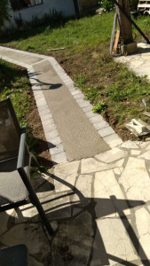 Photo de galerie - Posse de pavé pour délimitation plus béton.