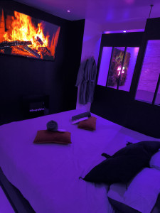 Photo de galerie - Préparation d'une love room pour un client. 