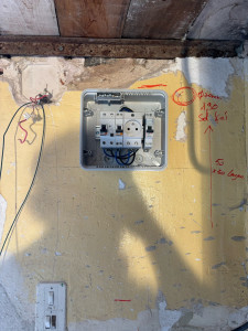 Photo de galerie - Ancien tableau au sous sol non adapté au nombres de circuits dans la maison et ne répondait pas à la NFC15-100