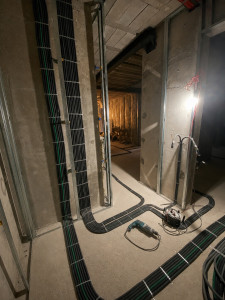 Photo de galerie - Installation des gaines électriques et du câblage en cours. Cheminement propre et organisé des lignes électriques. Préparation soignée pour une installation fiable et durable.