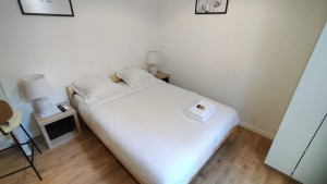 Photo de galerie - Entretien Airbnb avec montage des table de chevet pour une conciergerie 