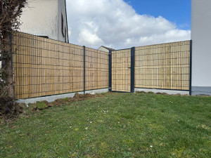 Photo de galerie - Clôture avec occultants bois et portillon 