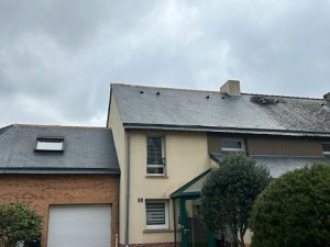 Photo de galerie - Nettoyage de toiture avec un nettoyant professionnel par pulvérisation, suivi d'un traitement hydrofuge 48 heures après le nettoyage.