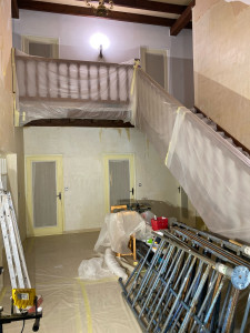 Photo de galerie - Rénovation cage des escaliers ,tapisseries ,ratissage du mur  2 passe , 1 couche d’impression  , 2 couche de finition, nettoyage de chantier .