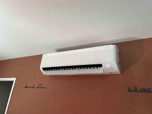 Photo de galerie - Pose d’une climatisation réversible Samsung avec son unité extérieure, pour garantir un confort optimal été comme hiver. 