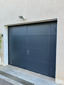 Photo de galerie - Mis en place d’une porte de garage motorisé avec portillon