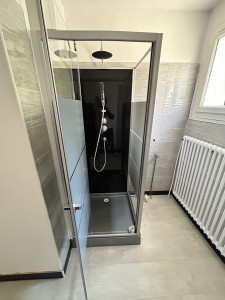 Photo de galerie - Rénovation salle de bain .cabine de douche .chauffage .sol lino .faïence sur les murs 